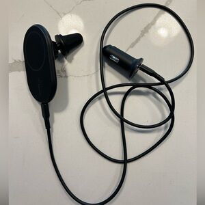 Magna safe car charger with charging port